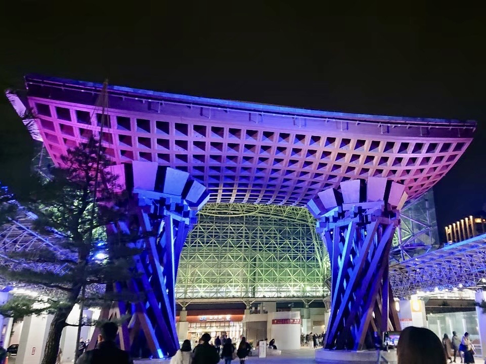 金沢駅モニュメント-夜ライトアップ